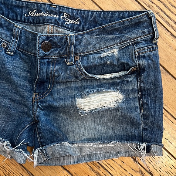 American Eagle Destructed Jean Shorts sz 6 Like New - Picture 2 of 10
